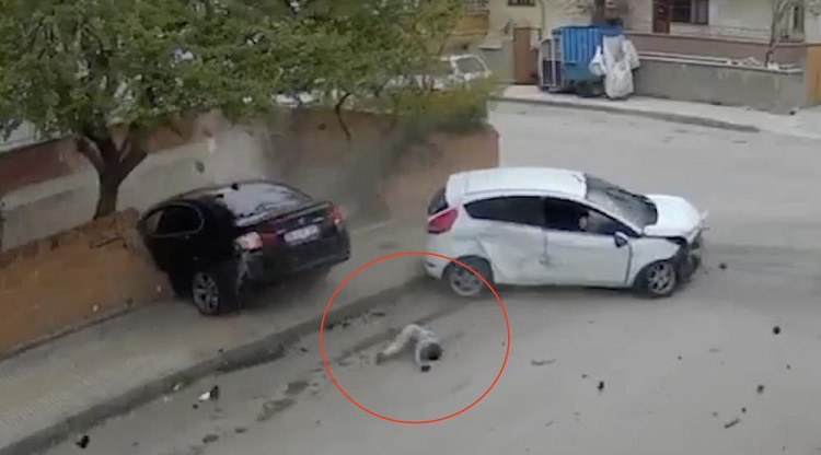 Kazada küçük çocuk camdan fırladı