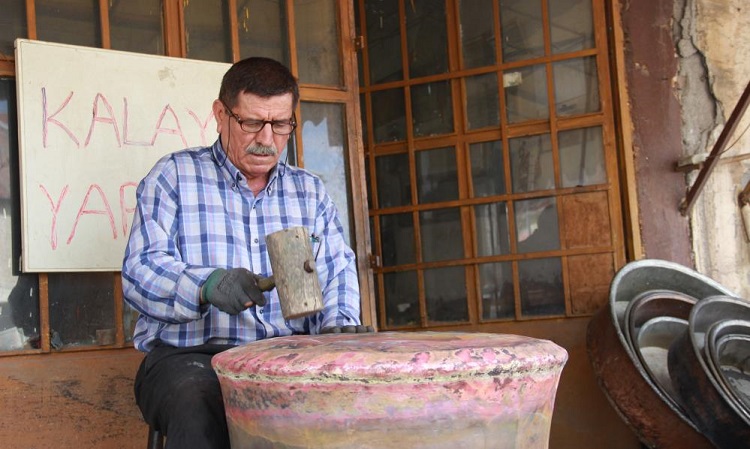  Çorumlu usta çekiciyle bakıra şekil veriyor