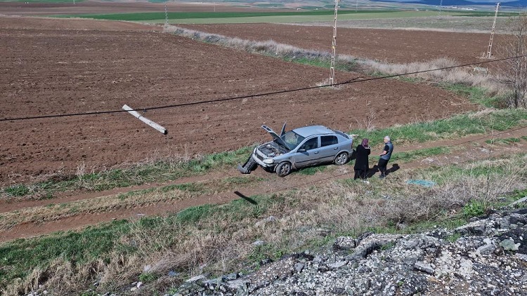 Hakimiyetini kaybetti şarampole uçtular