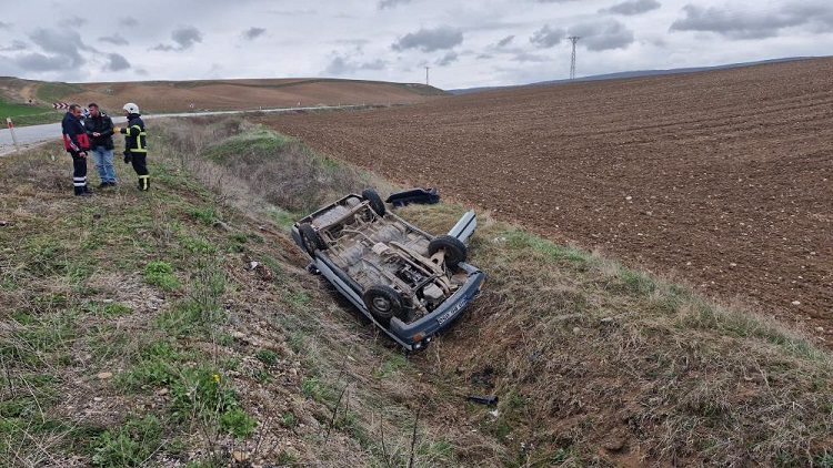 Otomobil şarampole yuvarlandı: 2 yaralı