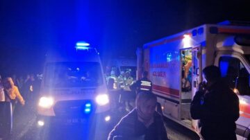 Tur otobüsü kaza yaptı: 23 yaralı