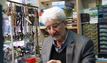 Her gün açtığı dükkanında zamanı ayarlıyor