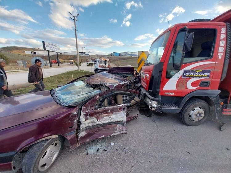 Otomobil hurdaya döndü: 1’i ağır 3 yaralı