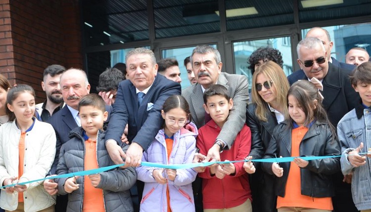 Selin Şahin Ortaokulunu Bakan açtı