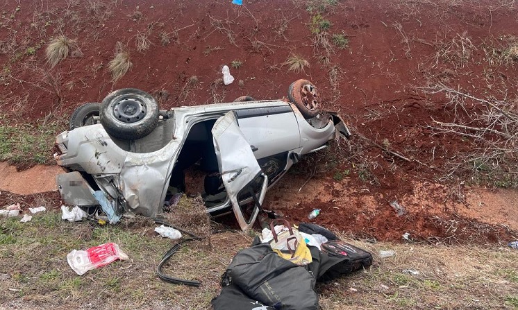Yoldan çıkan otomobil takla attı