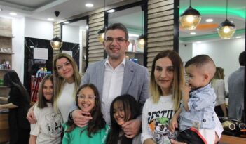 Kuaför eşiyle birlikte yürekleri ısıtıyorlar