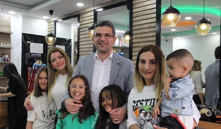 Kuaför eşiyle birlikte yürekleri ısıtıyorlar