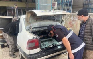 Park halindeki araçta yangın çıktı