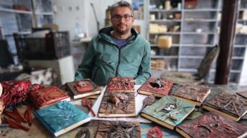 Deri kullanarak sanatını konuşturuyor