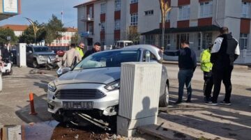 Otomobil elektrik panosuna çarptı