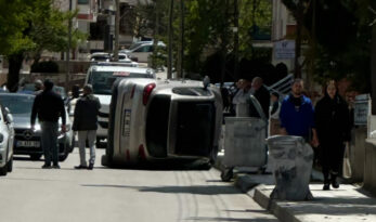 Kontrolden çıktı iki araca çarptı devrildi!