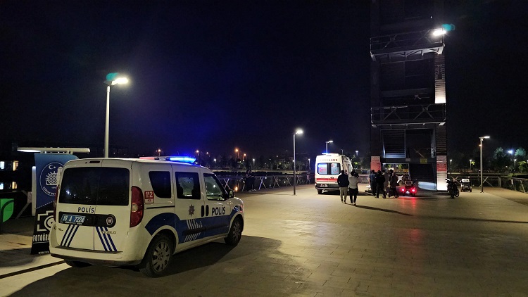 Genç kız seyir kulesinden düştü!