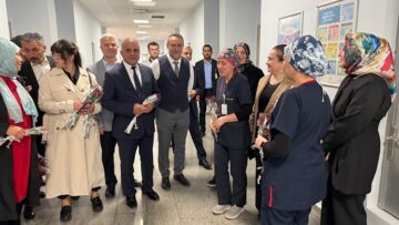 Hemşireler haftasını güllerle kutladılar