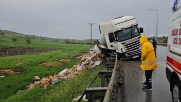 Deterjan yüklü tır bariyerlere çarptı