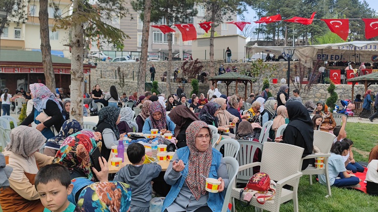 İmece usulü 12 kazan aşure yapıldı