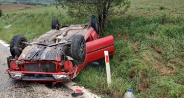 Devrilen otomobildeki 4 kişi yaralandı