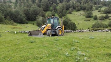 Freni boşalan kepçeden atladı!