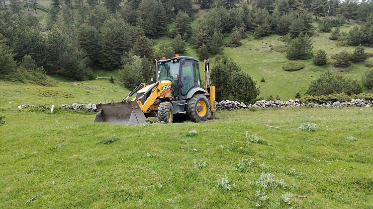 Freni boşalan kepçeden atladı!