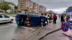 Trafik levhasına çarptı yan yattı