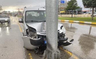 Hafif ticari araç direğe çarptı!