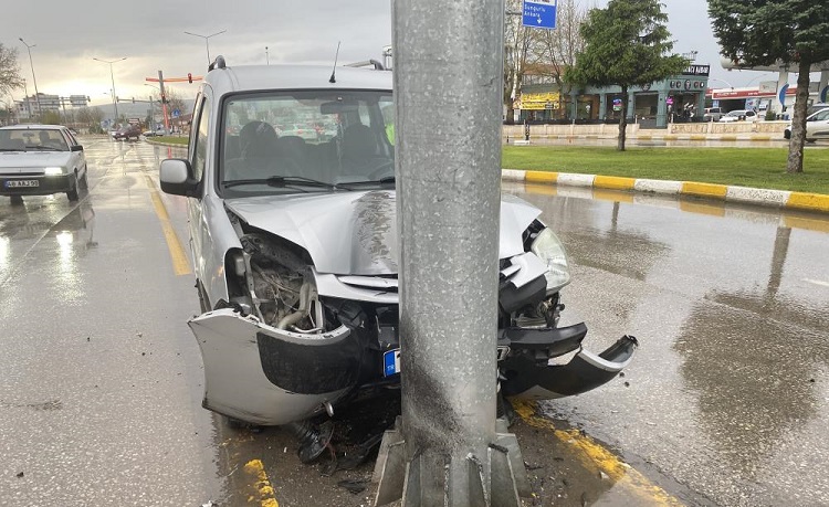 Hafif ticari araç direğe çarptı!