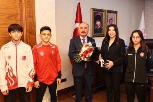  Vali şampiyon sporcuları tebrik etti