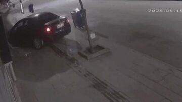 Otomobiliyle iş yerine çarpan sürücü kaçtı