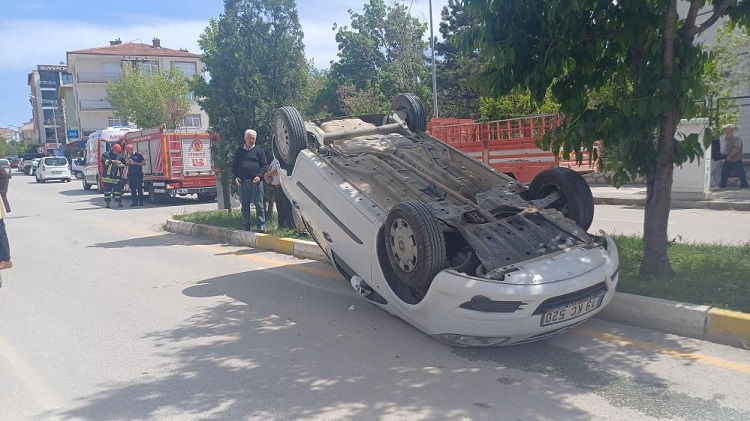 Ticari taksiyle çarpışıp takla attı!