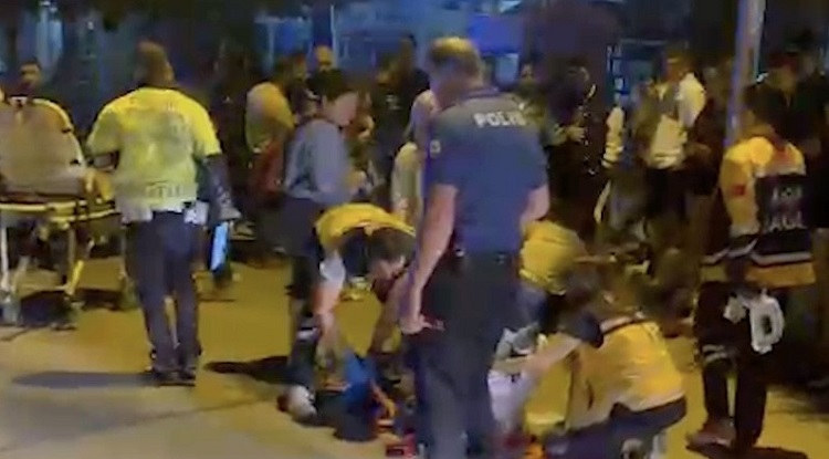 Motosikletin çarptığı 4 yaya yaralandı