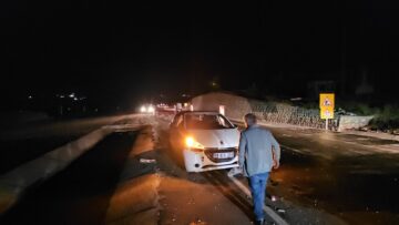 Devrilen otomobildeki 3 kişi yaralandı