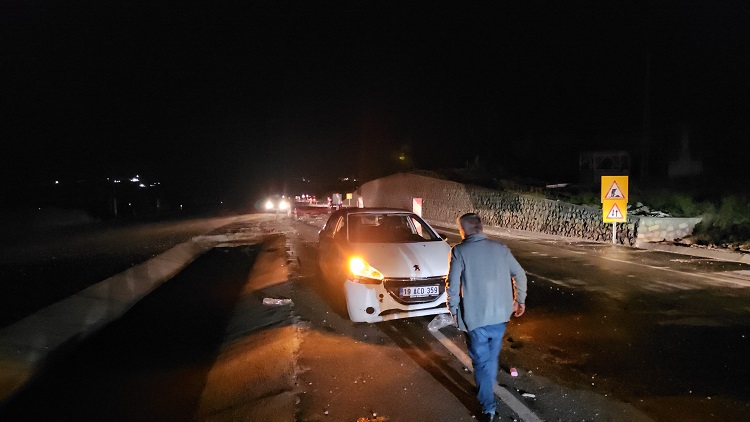 Devrilen otomobildeki 3 kişi yaralandı