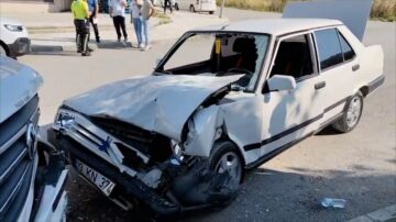 Park halindeki minibüse çarptı