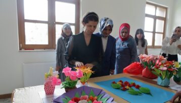 Origami ile görmediği figürlere şekil veriyor