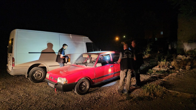 Otomobil çalan 2 şüpheli yakalandı!