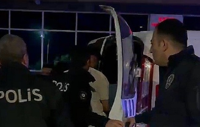 Polise mukavemetten 3 kişi tutuklandı