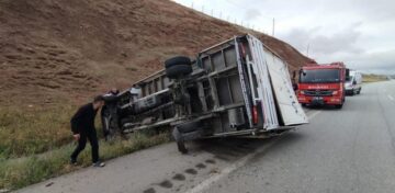 Kamyonet devrildi sürücü yaralandı