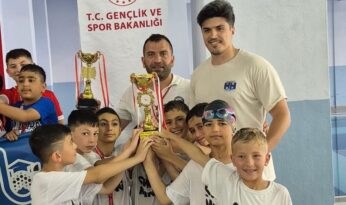 Minik sporcular yüzmede kıyasıya yarıştı