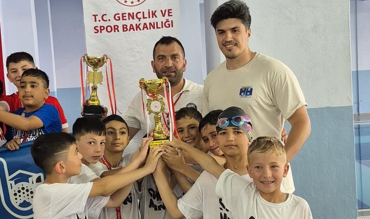 Minik sporcular yüzmede kıyasıya yarıştı