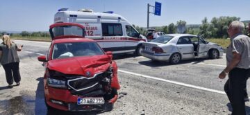 Kavşakta iki otomobil çarpıştı: 4 yaralı