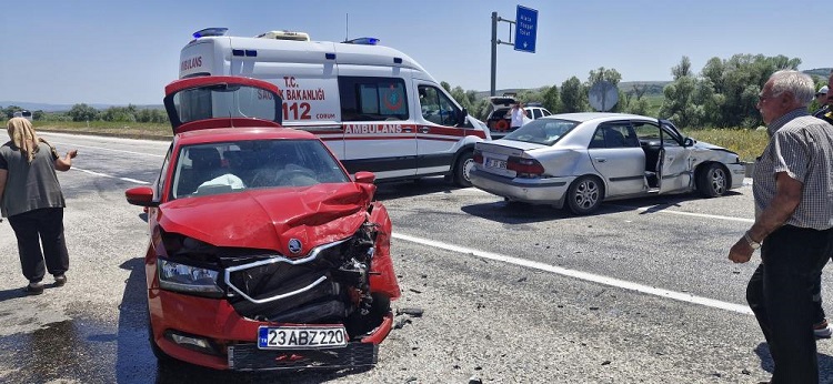 Kavşakta iki otomobil çarpıştı: 4 yaralı