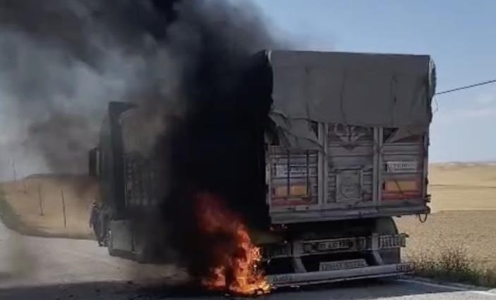  Balataları tutuşan tır söndürüldü