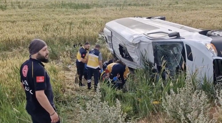 Düğün dönüşü kaza: 17 yaralı