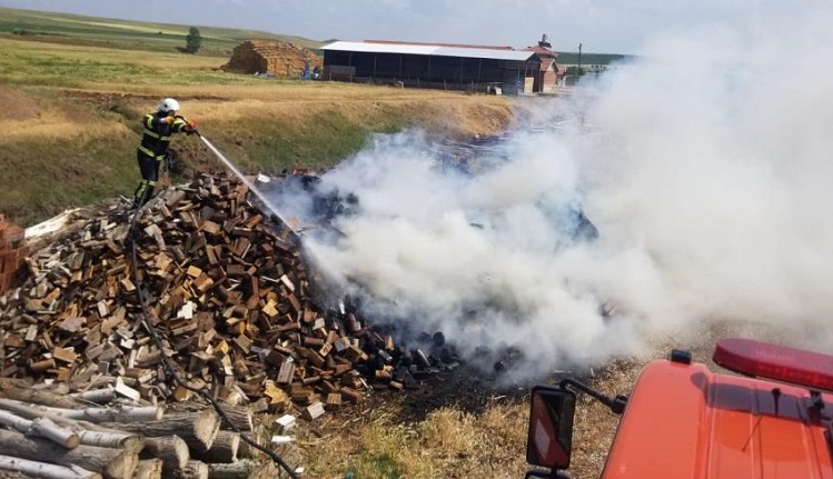 Çorum’da 7 ton odun ve kereste kül oldu