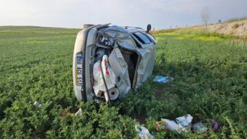 Takla atan otomobil hurdaya döndü