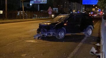 Demir korkuluklara çarptı: 2 yaralı