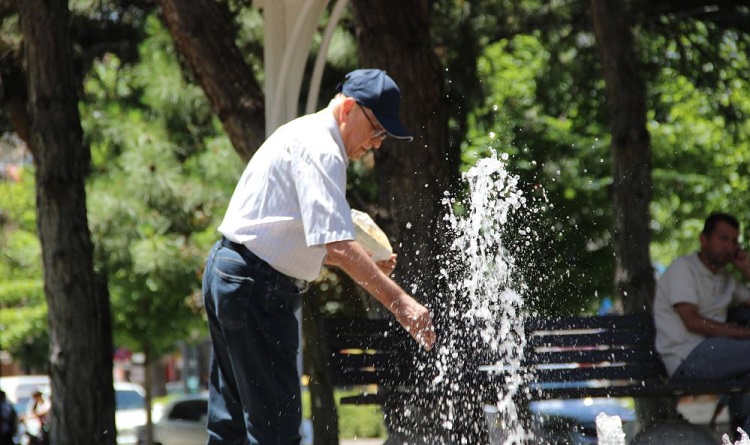 Vatandaşlar soluğu parklarda aldı