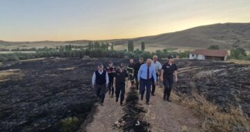 Yangın bölgesinde incelemelerde bulundu