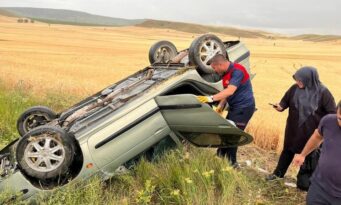 Kayganlaşan yolda otomobil takla attı