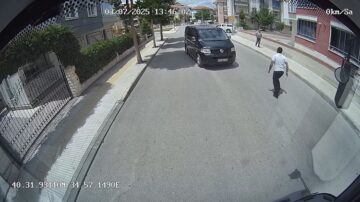 Halk otobüsü şoförü kazayı önledi