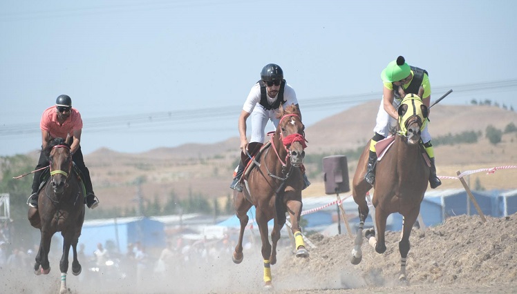 Çorum’daki at yarışları nefesleri kesti